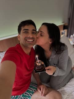 बर्थडे पर रोमांटिक हुए पॉपुलर एक्टर, पत्नी संग बेडरूम में लिपलॉक करते नजर आए एक्टर