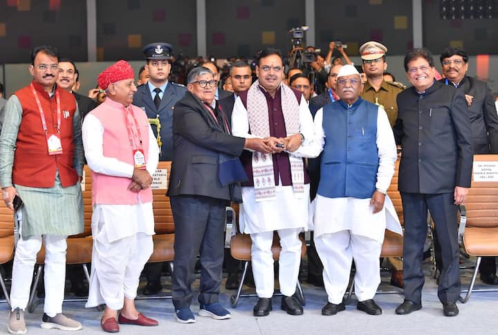 प्रवासी राजस्थानी दिवस समारोह राजधानी के जयपुर एग्जिबिशन एंड कन्वेंशन सेंटर में आयोजित हो रहा है. केंद्रीय मंत्री पीयूष गोयल, भूपेंद्र यादव, सीआर पाटिल, भागीरथ चौधरी, राजस्थान के गवर्नर हरिभाऊ बागडे, सीएम भजनलाल शर्मा और पंजाब के गवर्नर गुलाबचंद कटारिया ने समारोह का उद्घाटन कर प्रवासी राजस्थानियों से संवाद किया.