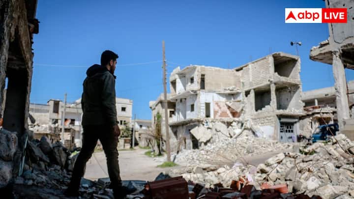 धरती के नीचे टेक्टोनिक प्लेट्स लगातार हलचल करती है. जब यह प्लेट्स फॉल्ट लाइन पर आपस में टकराती है तो एनर्जी रिलीज होती है. यही ऊर्जा सीस्मिक वेव्स के रूप में बाहर निकलती है, जिसे हम भूकंप कहते हैं.