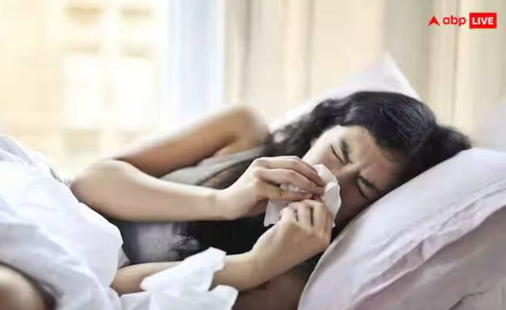 ਗਰਮ ਪਾਣੀ ਅਤੇ ਸ਼ਹਿਦ ਪੀਣ ਨਾਲ ਗਲੇ ਦੀ ਖਰਾਸ਼ ਅਤੇ ਜ਼ੁਕਾਮ ਤੋਂ ਰਾਹਤ ਮਿਲਦੀ ਹੈ। ਸ਼ਹਿਦ, ਆਪਣੇ ਕੁਦਰਤੀ ਐਂਟੀਬੈਕਟੀਰੀਅਲ ਗੁਣਾਂ ਦੇ ਨਾਲ, ਗਲੇ ਦੀ ਖਰਾਸ਼ ਅਤੇ ਗਲੇ ਦੀ ਜਲਣ ਨੂੰ ਸ਼ਾਂਤ ਕਰਦਾ ਹੈ। ਗਰਮ ਪਾਣੀ ਬਲਗ਼ਮ ਨੂੰ ਢਿੱਲਾ ਕਰਦਾ ਹੈ, ਜਿਸ ਨਾਲ ਜ਼ੁਕਾਮ ਅਤੇ ਖੰਘ ਤੋਂ ਜਲਦੀ ਰਾਹਤ ਮਿਲਦੀ ਹੈ।