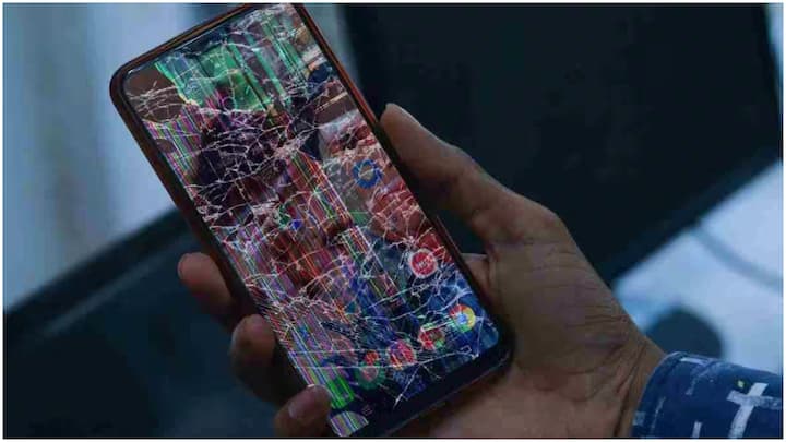 Common Mistakes That Put Your Phone at Risk : స్మార్ట్​ఫోన్ మన జీవితంలో ఓ ముఖ్యమైన భాగం. అయితే దానితో చేసే చిన్న తప్పులు కూడా పెద్ద సమస్యలకు దారి తీయవచ్చు. ఫోన్​ని పాడుచేయవచ్చు. అవేంటంటే..