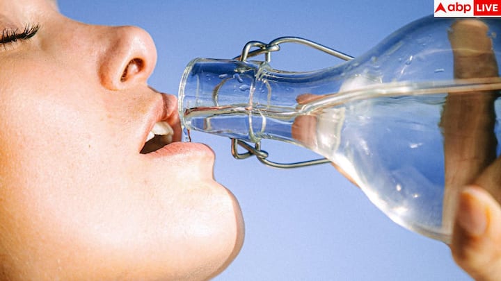 सोशल मीडिया पर रेटिनॉल शॉट्स, ग्लोई ग्रीन जूस और नींबू-ऑलिव ऑयल वाले ड्रिंक्स की रेसिपी खूब शेयर की जा रही है. इन पर दावा किया जाता है कि इन्हें पीकर स्किन साफ, ग्लोइंग और चमकदार बन सकती है. यही वजह है कि लाखों लोग इन्हें ट्राय कर रहे हैं.