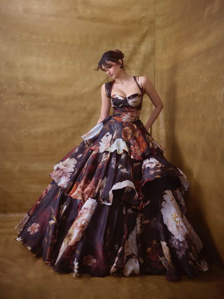 कमेंट सेक्शन में फैंस उन्हें 'एलिगेंट', 'बेबी डॉल' और 'दीवा' कहकर उनकी तारीफ कर रहे हैं।