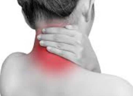 मांसपेशियों में खिंचाव, गलत मुद्रा में बैठना, लंबे समय तक कंप्यूटर या मोबाइल का उपयोग करना और पर्याप्त नींद न लेना गर्दन में दर्द का कारण बन सकता है, खासकर आईटी पेशेवरों में जो लंबे समय तक बैठकर काम करते हैं।