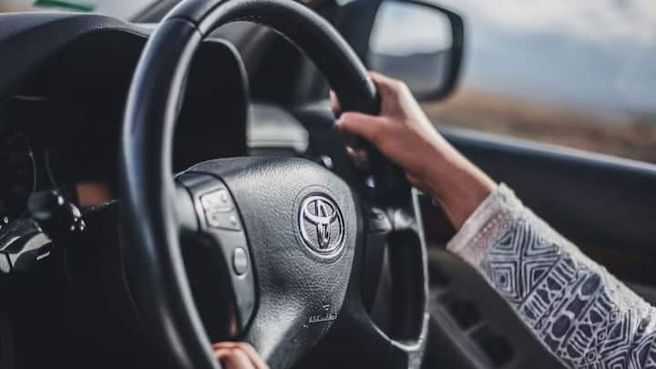 स्टीयरिंग का फील, ब्रेकिंग, सस्पेंशन और ड्राइविंग कम्फर्ट वही बताते हैं कि यह कार आपके लिए सही है या नहीं. इस स्टेप को स्किप करना आगे पछतावा बन सकता है. बड़ी कारें देखकर तुरंत मन ललचा जाता है. लेकिन यहां एक मिनट रुककर सोचें.