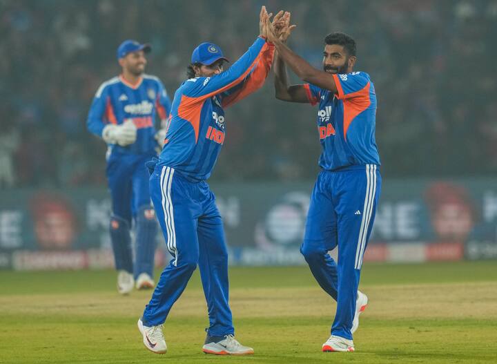 টেস্ট, ওয়ান ডে এবং টি-টোয়েন্টি, তিন আন্তর্জাতিক ফর্ম্য়াটেই শতাধিক উইকেট নেওয়া একমাত্র ভারতীয় বোলার হয়ে গেলেন বুমরা।