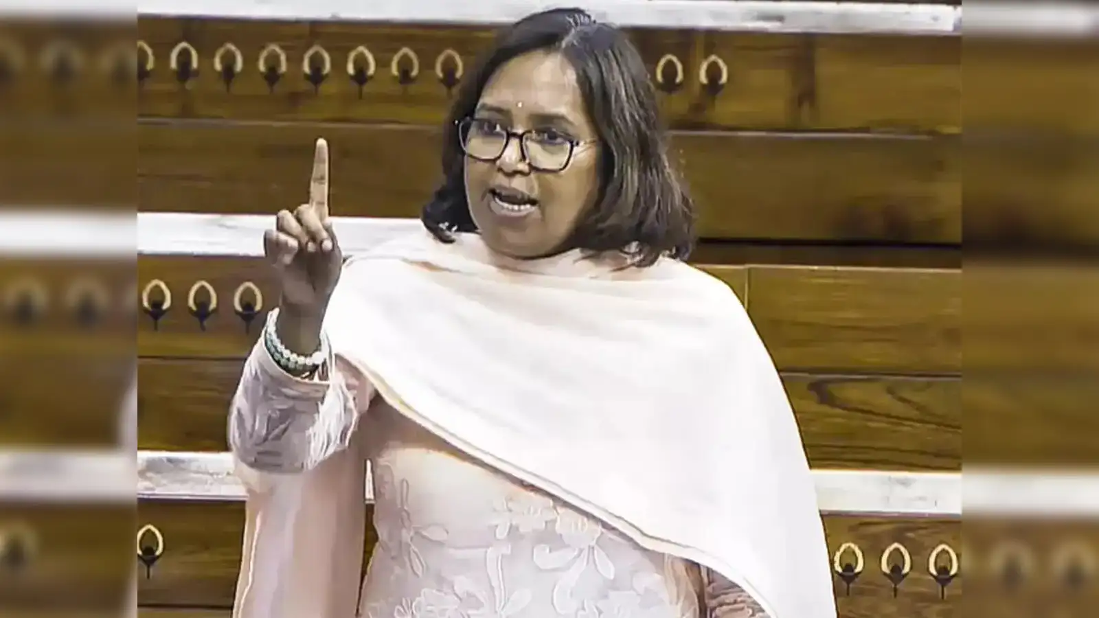 Varsha Gaikwad : लोकशाहीचे वस्त्रहरण होत असताना निवडणूक आयोग धृतराष्ट्राच्या भूमिकेत; वर्षा गायकवाडांची टीका