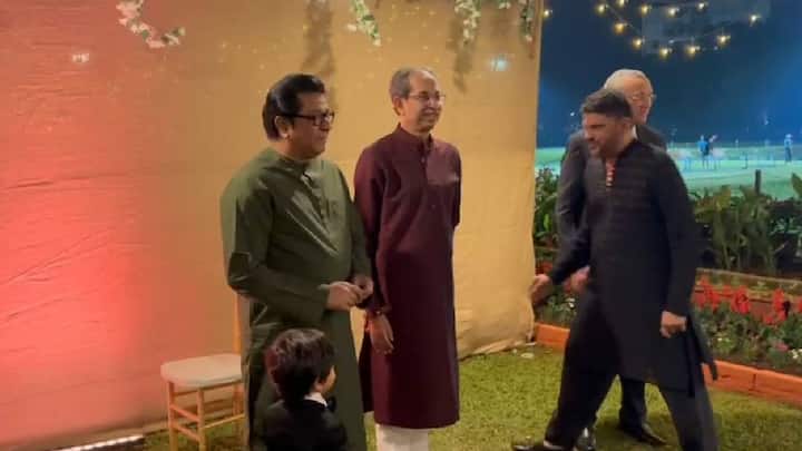 मुंबईती आज या लग्नसोहळ्याच्या स्वागत समारंभासाठी राज ठाकरे आणि उद्धव ठाकरे सहकुटुंब उपस्थित राहिले आहेते. विशेष म्हणजे उद्धव ठाकरे आणि राज ठाकरे यावेळी मस्त गप्पा मारताना कॅमेऱ्यात कैद झाले आहेत.