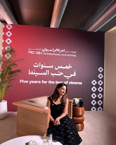 ब्लैक ड्रेस, डायमंड जूलरी और आंखों पर चश्मा... फिल्म फेस्टिवल से आलिया भट्ट का किलर लुक वायरल, देखें तस्वीरें