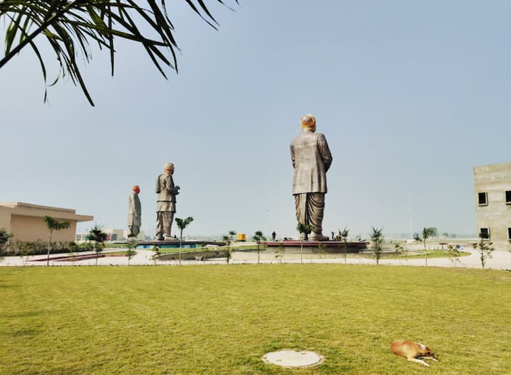 इन तीनों मूर्तियां की प्रोजेक्शन मेपिंग भी होगी जिसमें रात के वक्त तीनों को अलग-अलग वेशभूषा में देखा जा सकेगा.