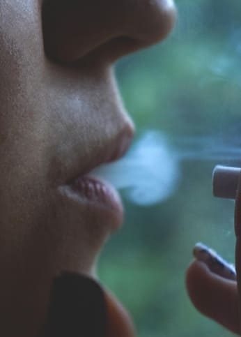 ক্রমাগত ধূমপানে পুড়েছে ঠোঁট, কীভাবে স্বাভাবিক রং ফিরিয়ে আনবেন?