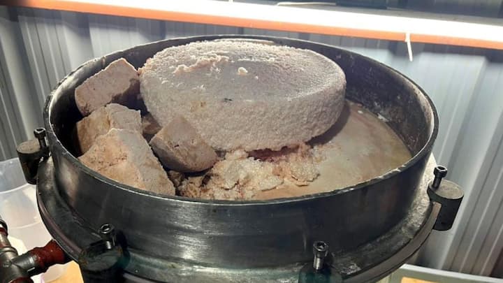 कारंजा येथे एमडीच्या गोडाऊनवर छापा टाकत, नागपूर पोलिसांची कारवाई केल्याची माहिती समोर आली आहे. या छापेमारीत पोलिसांनी तिघांना ताब्यात घेतल्याचीही माहिती समोर आली आहे.