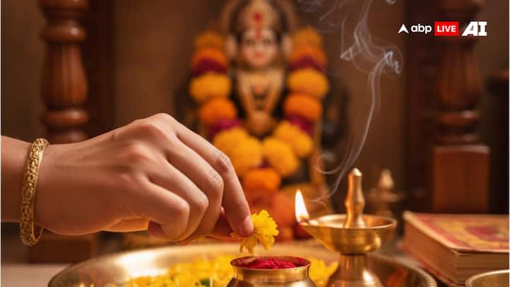 ధార్మిక అనుష్ఠానం లేదా పూజ చేసేటప్పుడు ఎప్పుడూ దేవునికి ఉంగరం వేలు (చిటికెన వేలి పక్కన ఉన్న వేలు) ఉపయోగించాలి.