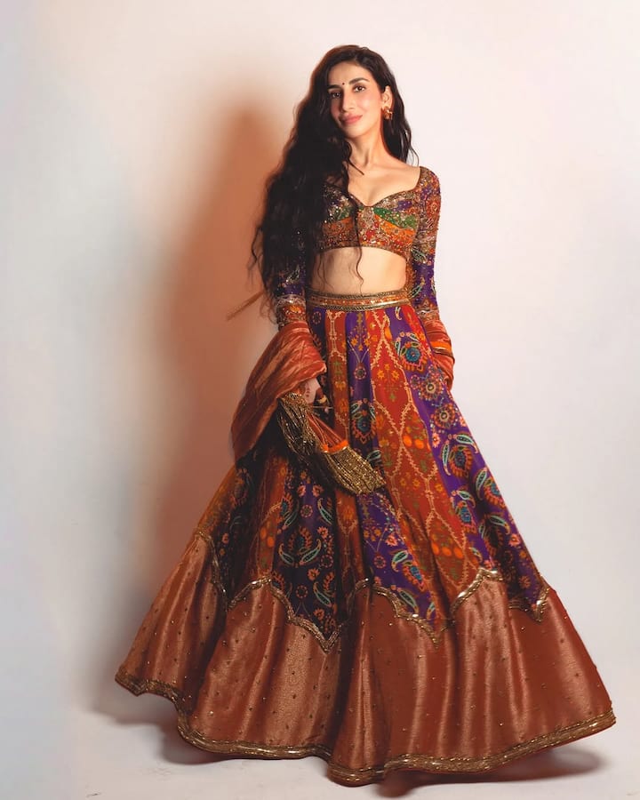 पारुल गुलाटी ने टीवी इंडस्ट्री से लेकर ओटीटी की दुनिया तक अपने नाम का डंका बजाया है. इतना ही नहीं बिजनेस वर्ल्ड में भी हसीना का बड़ा नाम है. अब वो अपनी अपकमिंग बॉलीवुड मूवी को लेकर सुर्खियों में हैं.