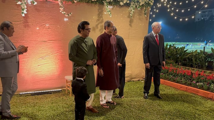 अभिनेता आदेश बांदेकर यांच्या मुलाच्या लग्नसोहळ्यानंतर आयोजित रिसेप्शन सोहळ्यासाठी शिवसेना पक्षप्रमुख उद्धव ठाकरे, खासदार संजय राऊत यांच्यासह दिग्गजांची उपस्थिती होती.