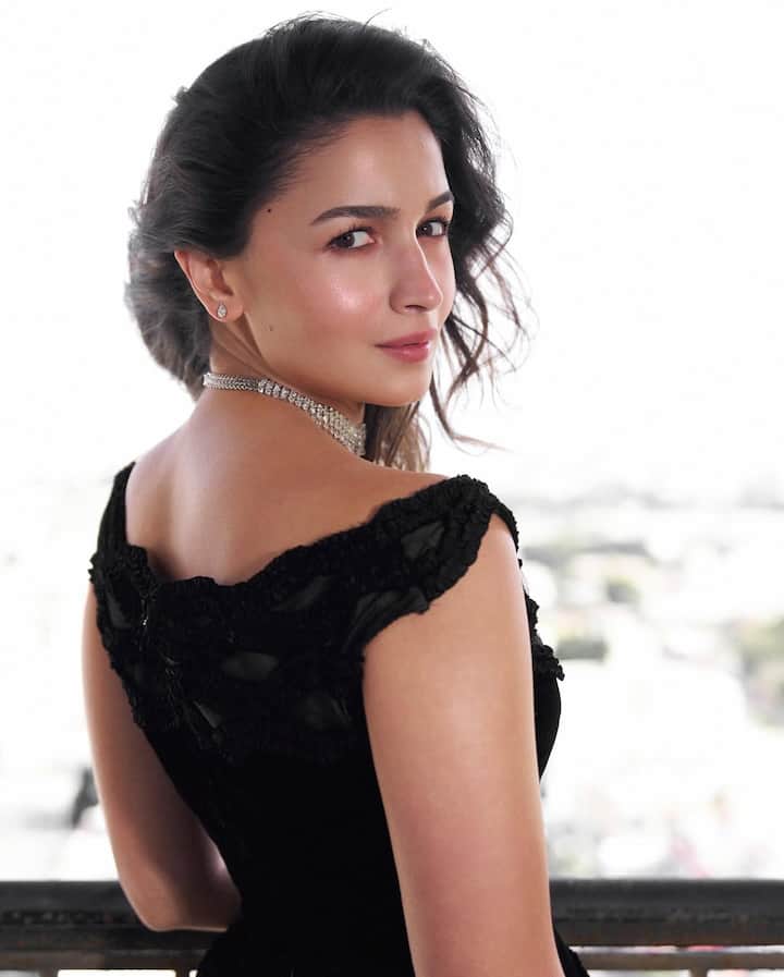 Alia Bhatt finalized her look with open hair. While sharing the pictures, the actress wrote in the caption - 'A day in Jeddah, celebrating the magic of films.'