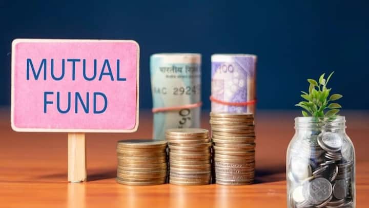 हालांकि एक चीज आज भी पहले की तरह है. बीमाधारक की मृत्यु पर मिलने वाली राशि अब भी टैक्स फ्री है और इसमें कोई बदलाव नहीं हुआ है. अच्छा ऑप्शन वही है जहां बीमा और निवेश को अलग रखा जाए. जरूरी सेफ्टी के लिए टर्म इंश्योरेंस खरीदें और निवेश के लिए म्यूचुअल फंड जैसी स्कीम चुनें.