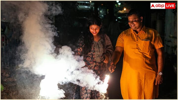 दिल्ली सरकार ने इसके लिए खास तैयारियां भी कर ली हैं, जिसके तहत लाल किले पर दीपावली उत्सव मनाया जाएगा. साथ ही, बड़े-बड़े दीप जलाए जाएंगे. दिल्ली हाट में भव्य सांस्कृतिक आयोजन होगा, जिसमें सीएम रेखा गुप्ता और पूरी कैबिनेट मौजूद रहेंगे.