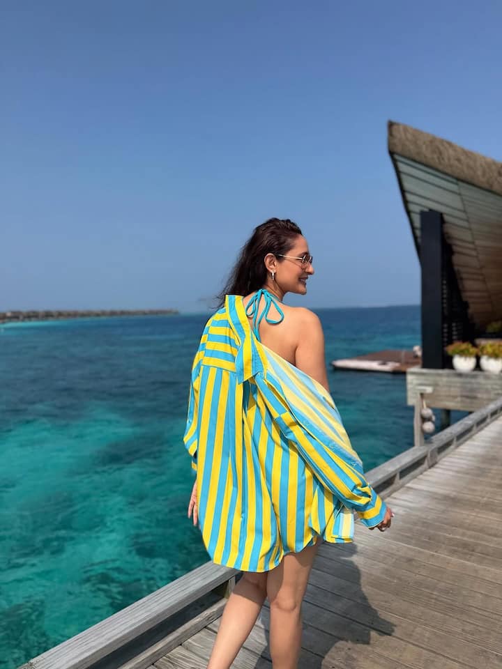 इस दौरान उन्होंने अपनी कमीज के बटन खोल दिए और एक आकर्षक पोज दिया, जिसके बाद लोग उनकी हॉटनेस पर दीवाने हो गए।