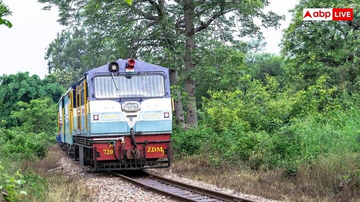 जैसे-जैसे सीटें भरती हैं ट्रेन का किराया लगभग हमेशा बढ़ता है. डिमांड कम होने पर भी यह शायद ही कभी कम होता है. हवाई किराया बढ़ और घट दोनों सकता है. कम डिमांड, प्रमोशनल सेल या फिर कंपटीशन की वजह से ऑफ पीक समय में फ्लाइट कभी-कभी ट्रेनों से सस्ती हो जाती है.