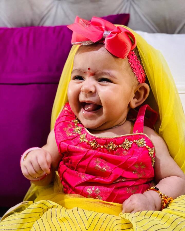 Sometimes she hums songs with her father, sometimes she is seen dancing with mom Ginny, and sometimes she wins people's hearts by imitating the comedy king. Kapil himself says that 'Anayra is my little comedian, who makes people laugh without any effort.'
