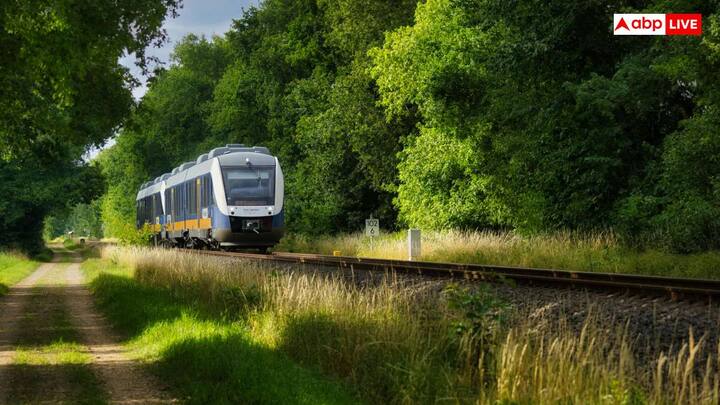 भारत में हाइड्रोजन ट्रेन हरियाणा के जींद से सोनीपत के बीच दौड़ेगी जो लगभग 89 किलोमीटर के डिस्टेंस को कवर करेगी. भारतीय रेलवे के अनुसार, ये ट्रेन विश्व की सबसे बड़ी हाइड्रोजन ट्रेनों में से एक होगी जिसकी पैसेंजर कैपेसिटी लगभग 2600 यात्रियों के आसपास की होगी जो अपने आप में एक बड़ी बात है.