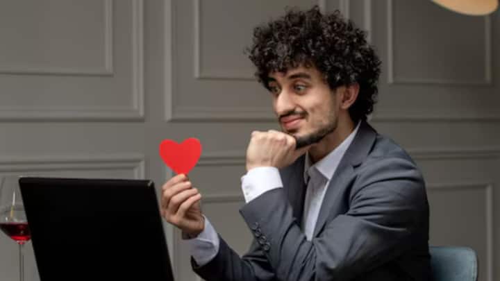 সময়ের সঙ্গে জীবনও অফিস সর্বস্ব হয়ে উঠছে। দিনের বেশির ভাগ সময়টাই অফিসে কেটে যায়। সহকর্মীরাই হয়ে ওঠে পরিবার।