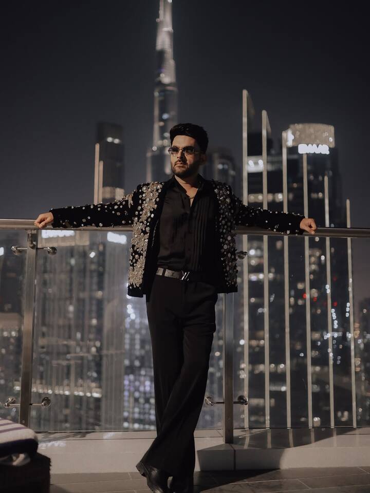 कपिल ने अपनी शुरुआती पढ़ाई अमृतसर के श्री राम आश्रम सीनियर सेकेंडरी स्कूल से की. यही वो टाइम था जब कपिल पहली बार स्कूल के स्टेज पर चढ़े और सबको लगा कि इस लड़के में कुछ अलग ही स्पार्क है. स्कूल के फंक्शन में वो एक्टिंग भी करते थे और सिंगिंग भी करते थे.