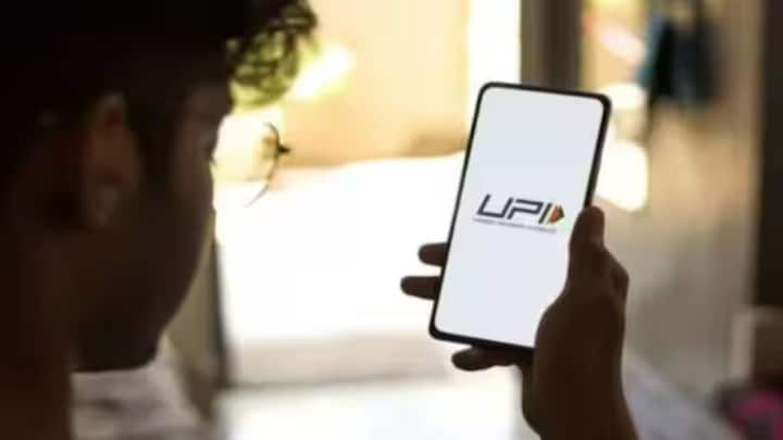 অ্যাপের মধ্যে অব্যবহৃত ব্যাঙ্কিং ফিচার নিষ্ক্রিয় করেও ঝুঁকি কমানো যেতে পারে। বিশ্বস্ত লোকেদেরও আপনার UPI পিন দেবেন না। অনেক সময় মানুষজন মেরামত দোকান, ক্যাফে বা যেকোনও পাবলিক স্থানে ফোন দেওয়ার সময় দায়িত্বজ্ঞানহীন হয়ে যায়।