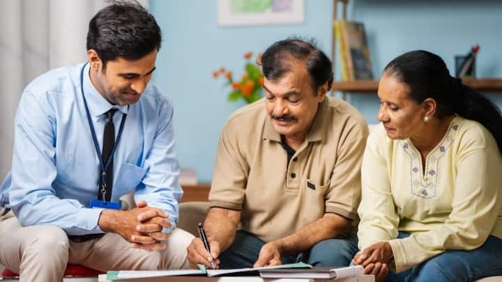 बेटी का हक समान है लेकिन नाती नतिनी का हक तभी बनेगा जब संपत्ति पहले बेटी के हिस्से में आएगी. बेटी चाहे अकेली हो या उसके भाई बहन हों. वह अपने माता-पिता की स्वयं अर्जित संपत्ति की सीधे उत्तराधिकारी नहीं बनती है.