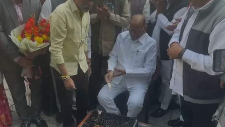 राष्ट्रवादी अध्यक्ष शरद पवार (Sharad Pawar) यांच्या वाढदिवसानिमत्त राजधानी दिल्लीत काल (10 डिसेंबर) दिग्गज एकवटले होते.