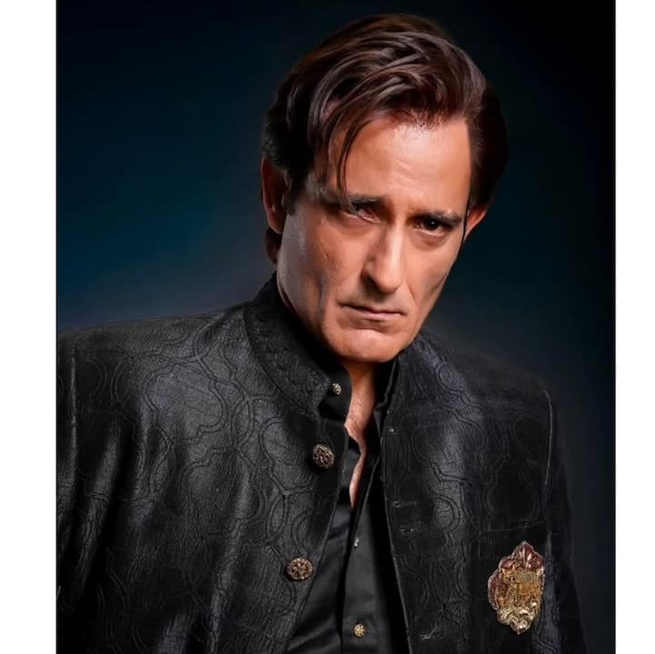 सबसे पहले आते हैं अक्षय खन्ना. उन्होंने अपने काम और फिल्मों के चुनाव से दर्शकों का दिल दोबारा जीत लिया है. इस साल उनकी फिल्मों छावा और धुरंधर ने शानदार परफॉर्मेंस दिया है.