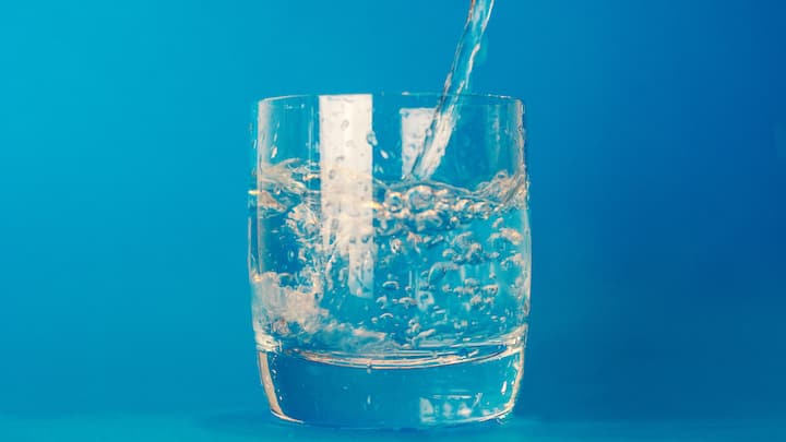 Skipping Morning Hydration: Although it’s winter, we usually feel less thirsty, but dehydration makes blood thicker and puts extra stress on the heart. Poor hydration at the start of the day silently increases heart workload. (Image Source: Canva)