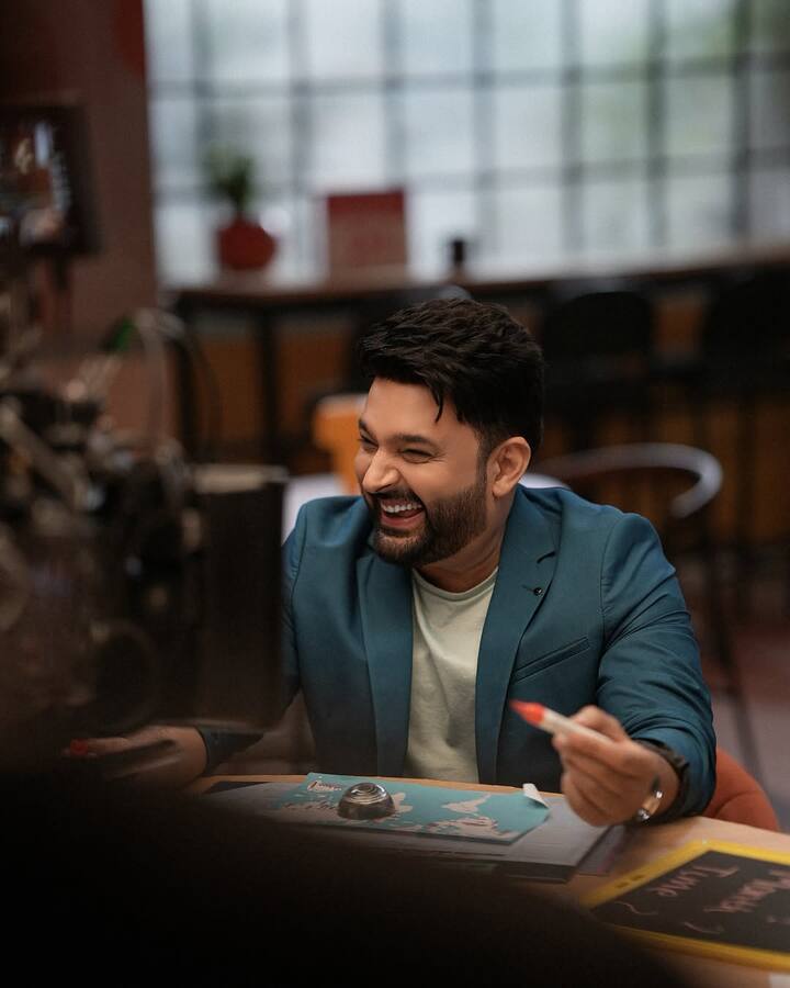 कपिल शर्मा का नाम आते ही दिमाग में एंटरटेनमेंट, फ़न और ह्यूमर की पूरी दुनिया घूम जाती है. हाल ही में रिलीज़ हुई उनकी फिल्म ‘किस किस को प्यार करूँ 2’ ने फिर दिखा दिया कि कपिल का स्टारडम अभी भी टॉप पर है. लेकिन जितनी रोशनी आज उनकी लाइफ़ में दिखती है, उतना ही दिलचस्प उनकी शुरुआती एजुकेशन जर्नी भी है, बिलकुल रियल, स्ट्रगल से भरी और टैलेंट से लबालब.