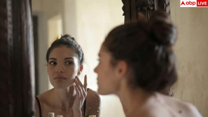 How To Get Glowing Skin: पूरे हफ्ते काम करने के बाद हमारा शरीर आराम मांगता है, चलिए आपको बताते हैं कि आप अपने स्किन को कैसे छुट्टियों के दिनों में ग्लो कर सकते हैं, इसके लिए क्या करना होगा.