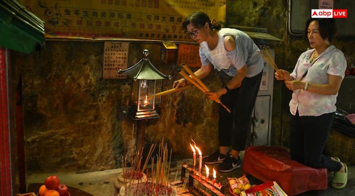 वहीं हंग्री घोस्ट फेस्टिवल की शुरुआत चीन से मानी जाती है. लेकिन आज यह पूर्वी एशियाई देशों जैसे- चीन, सिंगापुर, मलेशिया समेत दुनियाभर में फैले चीनी समुदायों द्वारा मनाया जाता है.