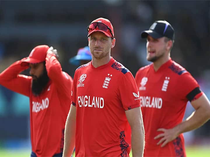 এই তালিকায় সবার ওপরে ইংল্যান্ড। দক্ষিণ আফ্রিকার বিরুদ্ধে ম্য়াঞ্চেস্টারে ২০ ওভারে ২ উইকেট হারিয়ে ৩০৪ রান বোর্ডে তুলেছিল ইংল্য়ান্ড।