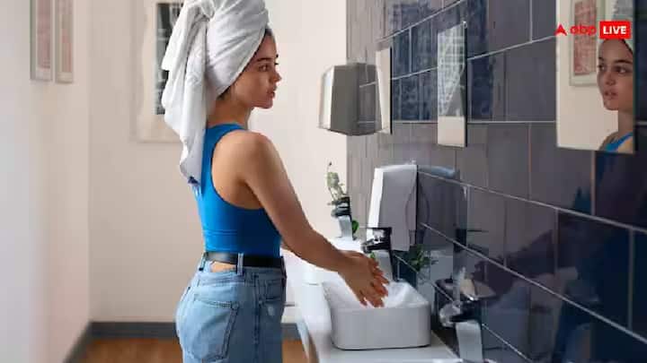 ઘણા લોકો સ્નાન કરતી વખતે પણ ગીઝર ચાલુ રાખતા હોય છે. પરંતુ આ ખતરનાક બની શકે છે. જો ઇલેક્ટ્રિક વોલ્ટેજમાં વધઘટ થાય તો પાણીમાં ઇલેક્ટ્રિક શોકનું જોખમ વધી શકે છે.