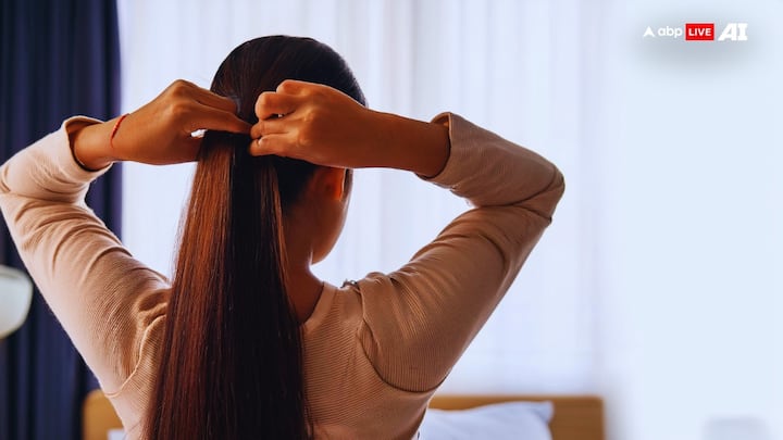 खुले बाल सोना- महिलाओं को रात में बाल खुले करके नहीं सोना चाहिए. खासकर यदि आप अकेली सोती हैं तो बाल खुले करके न सोएं. मान्यता है कि, इससे नकारात्मक ऊर्जा या बुरी शक्तियां आकर्षित हो सकती हैं.