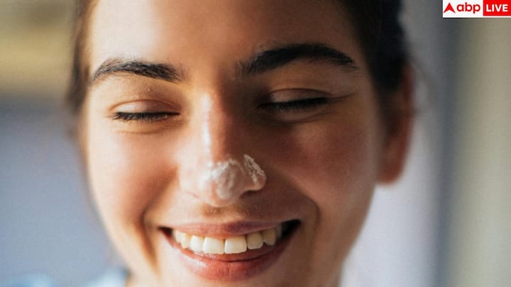 संडे ग्लो रूटीन की शुरुआत अच्छी क्लेंजिंग से करें. हल्का क्लेंज़र चेहरे की गंदगी, पसीना और मेकअप को साफ करता है और स्किन को साफ-सुथरा बेस देता है. इससे चेहरे पर नेचुरल ब्राइटनेस आती है.