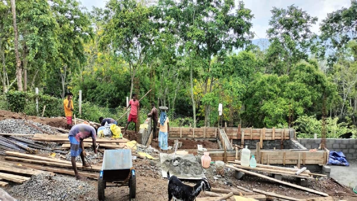 கொடைக்கானல் பழங்குடியினர் குடும்பங்களுக்கு நிரந்தர வீடுகள் அமைத்து தந்த தஞ்சாவூர் சதீஷ்குமார் பான்சாலே
