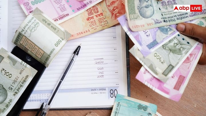 Indian Currency Cost: रिजर्व बैंक ऑफ इंडिया भारतीय करेंसी को छापता है. आइए जानते हैं कि हर नोट को छापने में कितना खर्चा होता है.