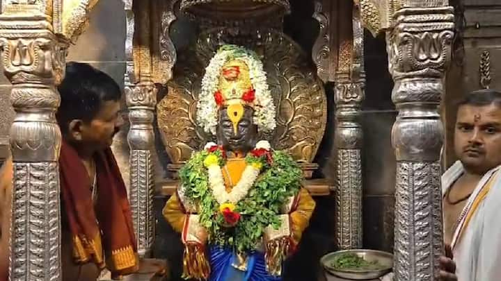 भाविकांच्या वाढत्या गर्दीचा अंदाज घेऊन पंढरपूर मंदिर समितीने 21 डिसेंबर ते 31 डिसेंबर या कालावधीत देवाचे व्हीआयपी दर्शन, टोकन दर्शन आणि ऑनलाइन दर्शन पूर्णपणे बंद केले आहे.