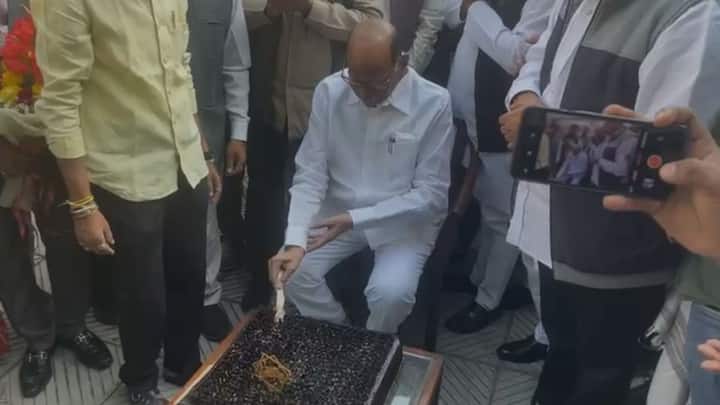 या वाढदिवसाच्या सेलिब्रेशनचे फोटो , व्हिडीओ सध्या सोशल मिडीयावर चर्चेत आले आहेत. उद्या १२ डिसेंबर रोजी शरद पवारांचा वाढदिवस आहे.