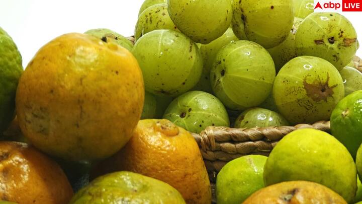 न्यूट्रिशन डाइट ठंड में हड्डियों को मजबूत रखने, सूजन कम करने और शरीर को लचीला बनाए रखने में बड़ी भूमिका निभाती है. तिल, पत्तेदार सब्जियां, नट्स-सीड्स, डेयरी और आंवला,ये सभी सर्दियों में खासतौर पर फायदेमंद हैं.