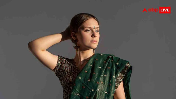 अगर आप साड़ी पहन रही हैं और ठंड से बचना चाहती हैं तो शॉल को साड़ी के पल्लू की तरह स्टाइल करें. शॉल को एक कंधे पर रखें और आगे की तरफ दोनों हाथों पर हल्के से पकड़ लें. भारी या रंग-बिरंगी शॉल इस स्टाइल में बेहद खूबसूरत लगती है.