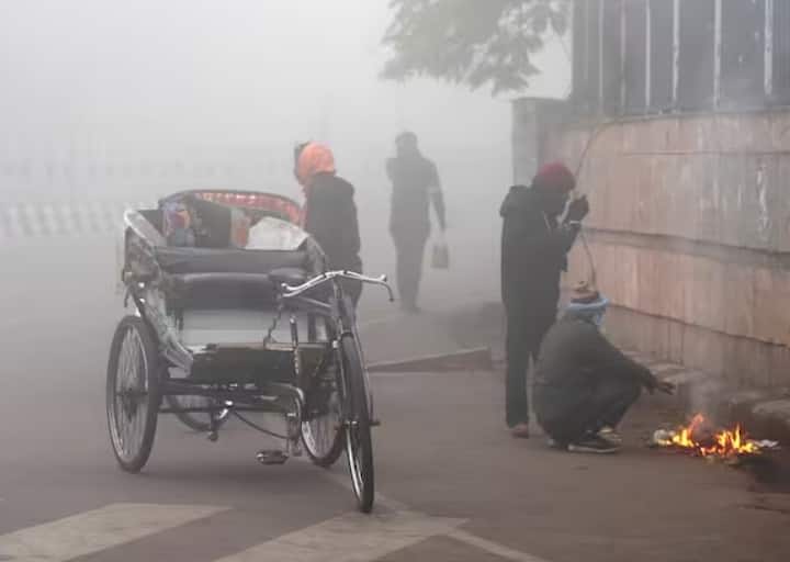 સૌરાષ્ટ્રમાં પણ ઠંડીનો ચમકારો જોવા મળી રહ્યો છે. રાજકોટ, જામનગર, પોરબંદર અને જૂનાગઢમાં તાપમાન નીચે ગયું છે. ગુજરાતમાં અનેક શહેરોમાં તાપમાનમાં નોંધપાત્ર ઘટાડો જોવા મળી રહ્યો છે.