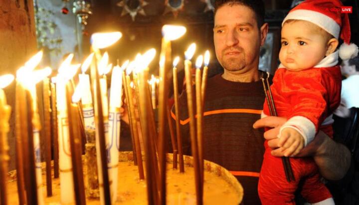 दरअसल क्रिसमस पर जलाई जाने वाली इन मोमबत्तियों को इन मोमबत्तियों को बेथलेहम के सितारे का प्रतीक माना जाता है, इसके अलावा ये प्रेम, आनंद और आशा का प्रतीक भी हैं.