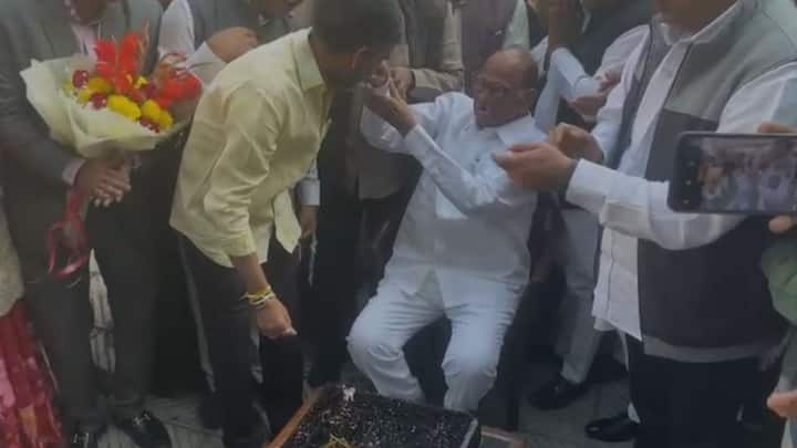 मात्र दिल्लीत वाढदिवसाच्या आधीच सेलिब्रेशनला सुरूवात झाल्याचं दिसून आलं.