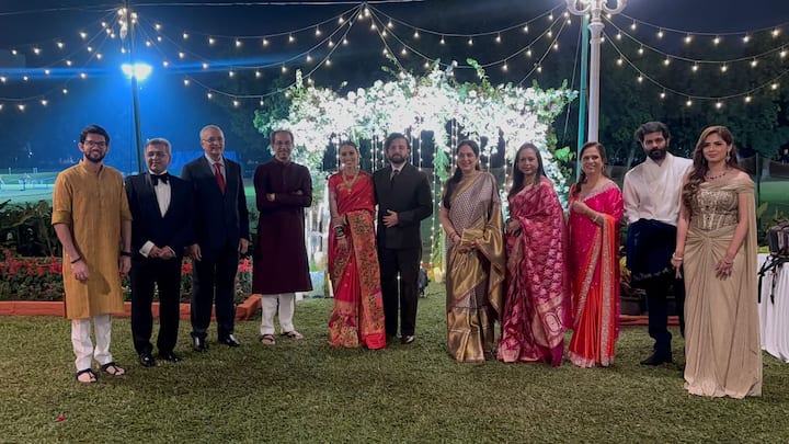 दिल्लीमध्ये डॉ.राहुल बोरुडे यांचे लग्न पार पडले होते त्यावेळी पंतप्रधान नरेंद्र मोदी देखील उपस्थित होते. त्यानंतर काल मुंबईत विवाहाचा स्वागत समारंभ पार पडला.